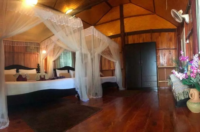 پانسیون Kohjum Seafront Resort