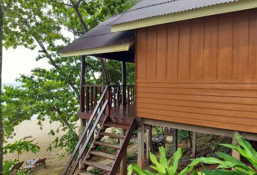 پانسیون Kohjum Seafront Resort