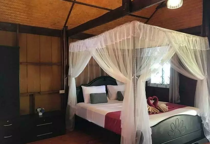 پانسیون Kohjum Seafront Resort