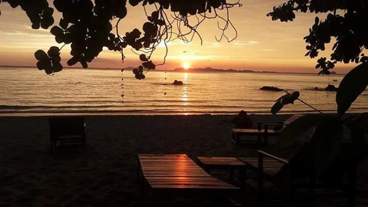 膳宿费 Kohjum Seafront Resort