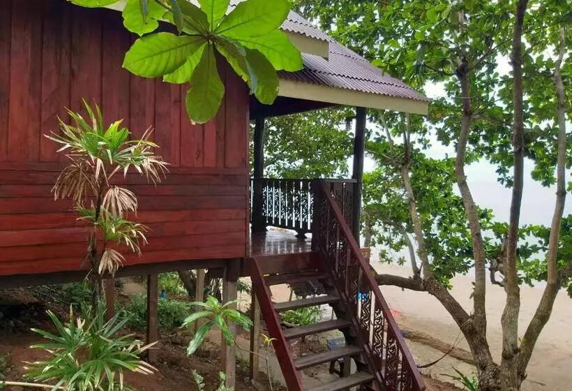 پانسیون Kohjum Seafront Resort