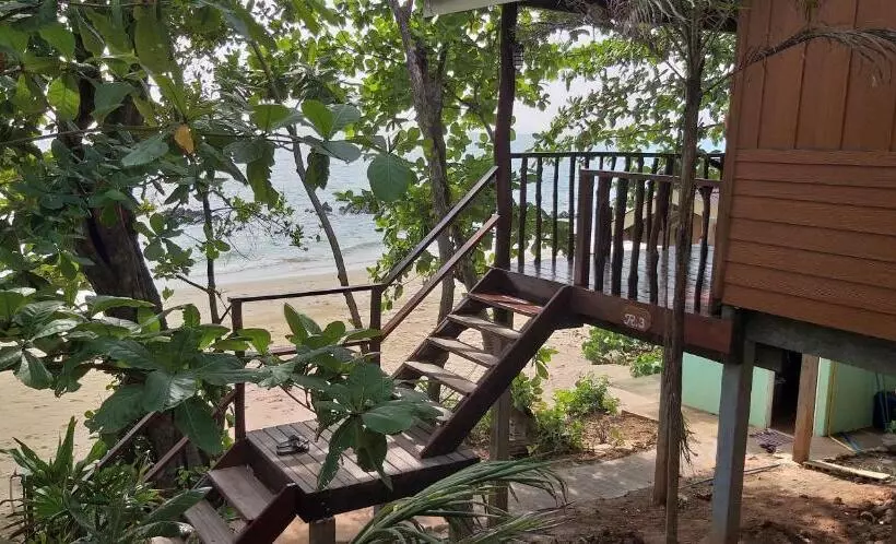 پانسیون Kohjum Seafront Resort