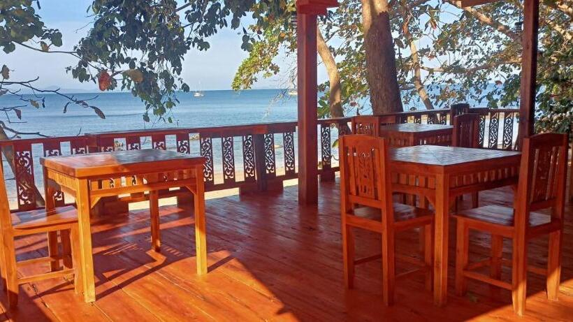 膳宿费 Kohjum Seafront Resort