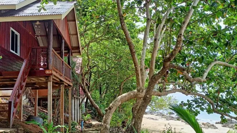 پانسیون Kohjum Seafront Resort