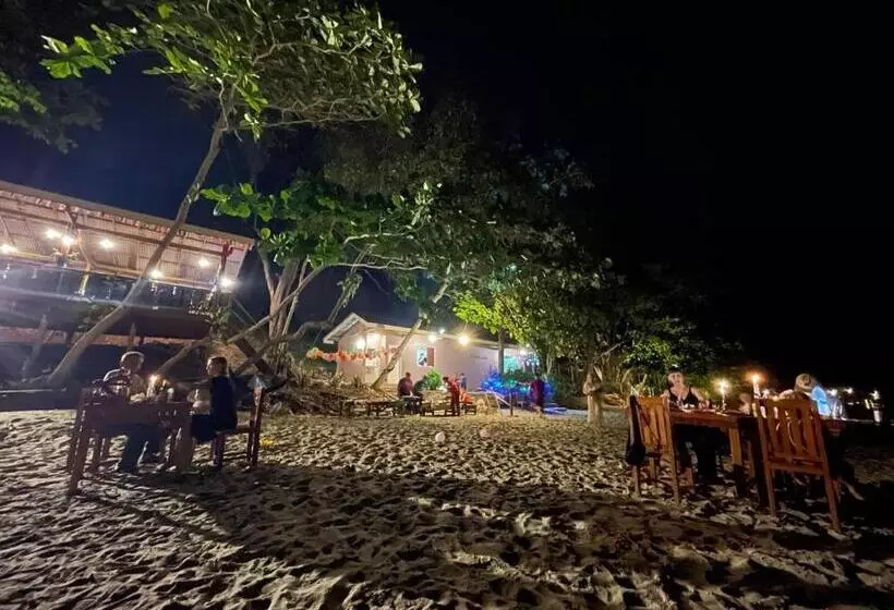 پانسیون Kohjum Seafront Resort