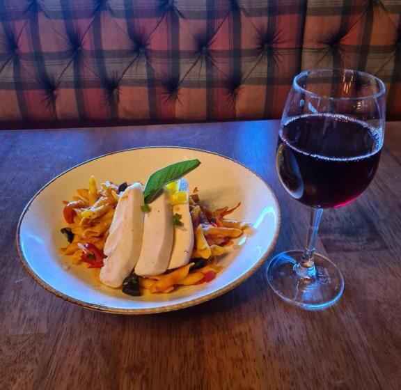 The Canalside B&b At The Auld Shebeen Bar