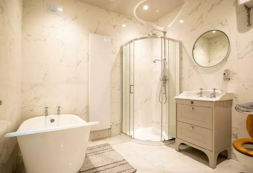 The Canalside B&b At The Auld Shebeen Bar