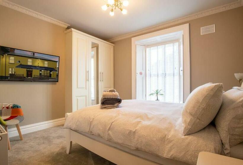 The Canalside B&b At The Auld Shebeen Bar