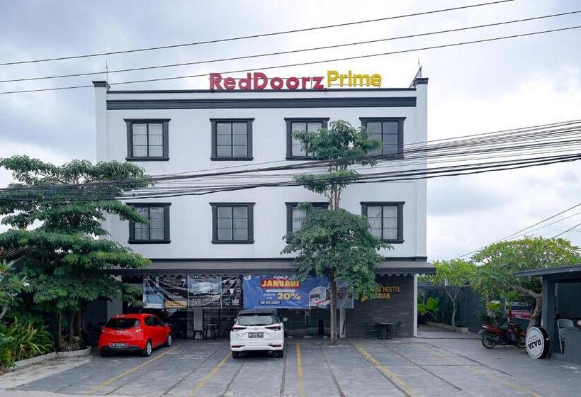 호텔 Reddoorz Premium At Raja Hostel Syariah