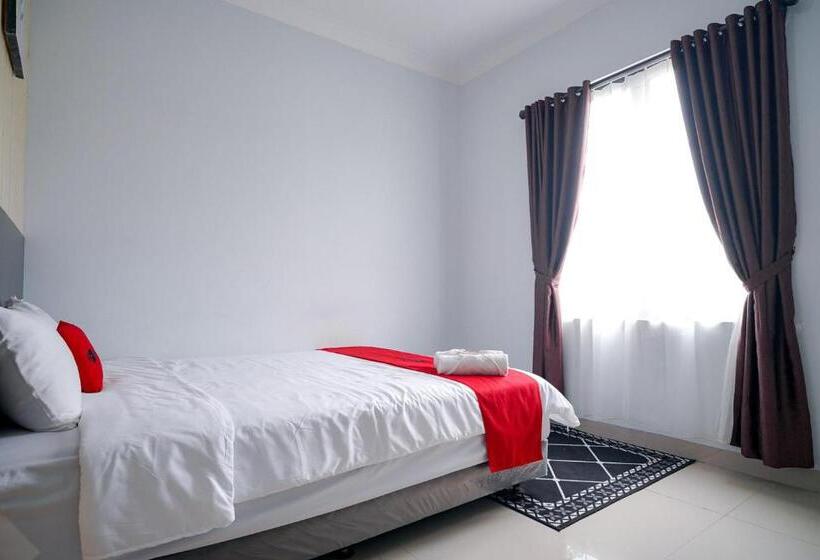 호텔 Reddoorz Premium At Raja Hostel Syariah