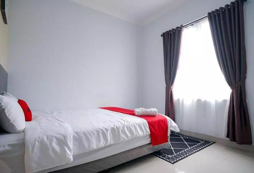 Hotelli Reddoorz Premium At Raja Hostel Syariah