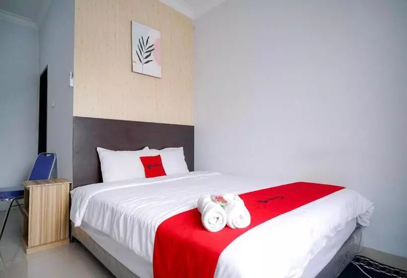 Hotelli Reddoorz Premium At Raja Hostel Syariah