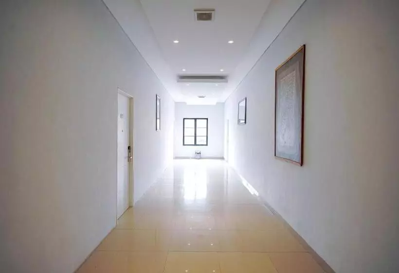 Hotelli Reddoorz Premium At Raja Hostel Syariah