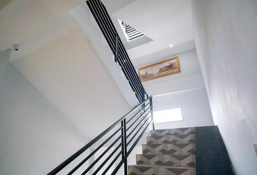 Hotelli Reddoorz Premium At Raja Hostel Syariah