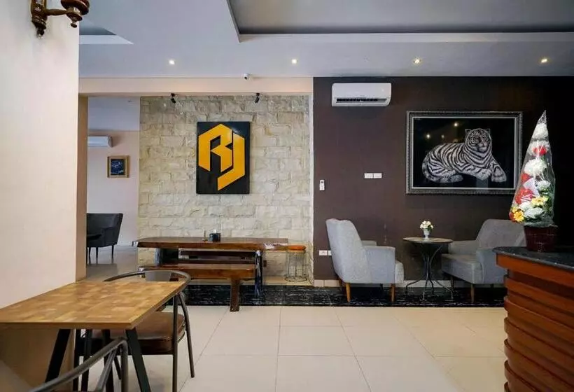 Hotelli Reddoorz Premium At Raja Hostel Syariah