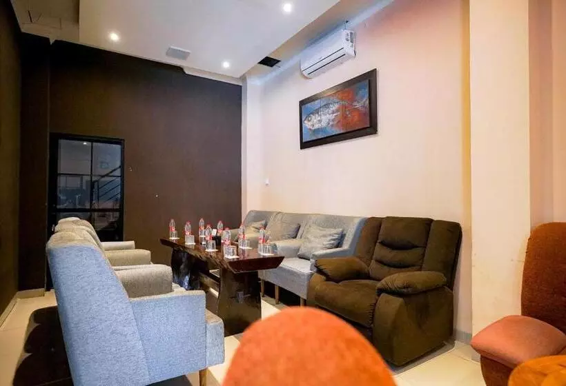 Hotelli Reddoorz Premium At Raja Hostel Syariah