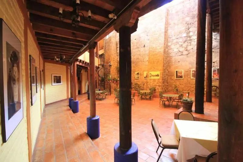 هتل El Meson De Los Poetas