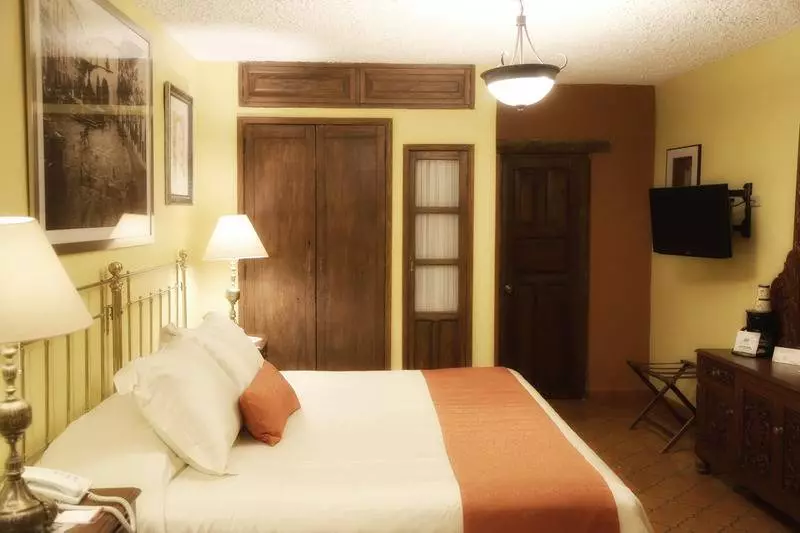 هتل El Meson De Los Poetas