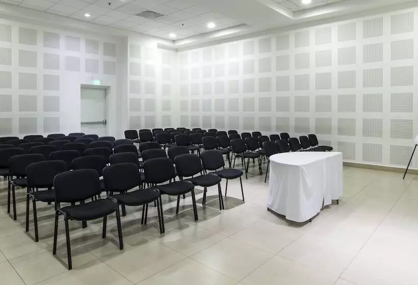 Отель Holiday Inn Express Manzanillo, An Ihg