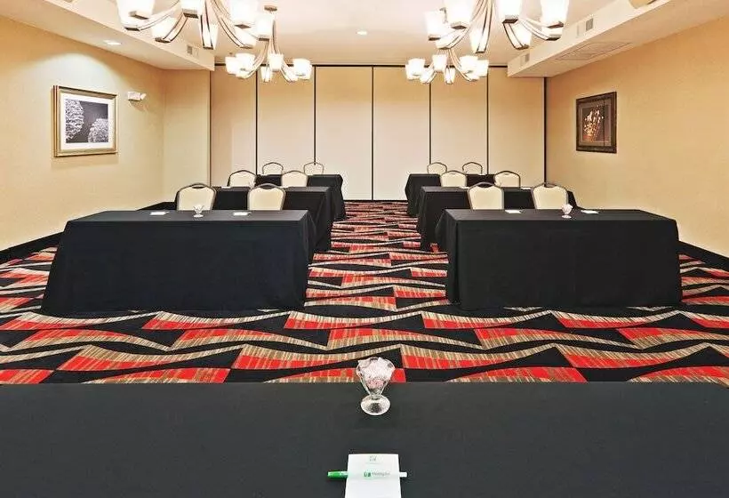 Отель Holiday Inn Express & Suites   Oklahoma City Airport, An Ihg