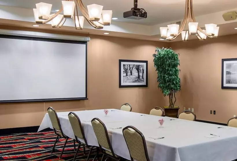 Отель Holiday Inn Express & Suites   Oklahoma City Airport, An Ihg