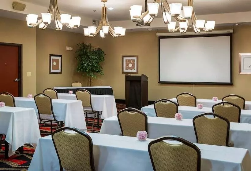 Отель Holiday Inn Express & Suites   Oklahoma City Airport, An Ihg