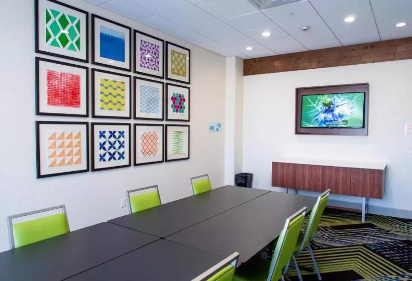 Отель Holiday Inn Express & Suites   Oklahoma City Airport, An Ihg