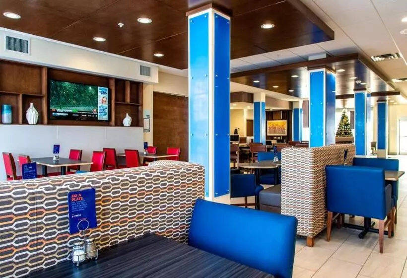 Отель Holiday Inn Express & Suites   Oklahoma City Airport, An Ihg