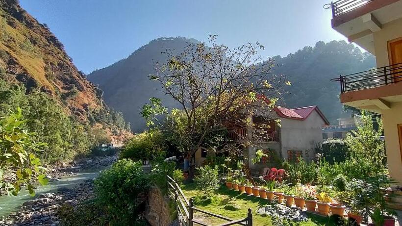 בית מלון כפרי Tirthan Grand Riverside