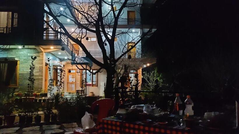 בית מלון כפרי Tirthan Grand Riverside