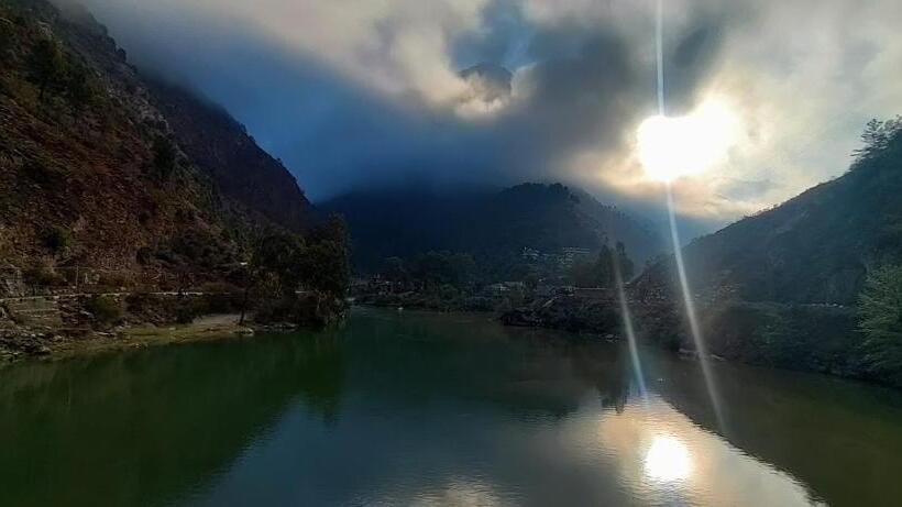 בית מלון כפרי Tirthan Grand Riverside