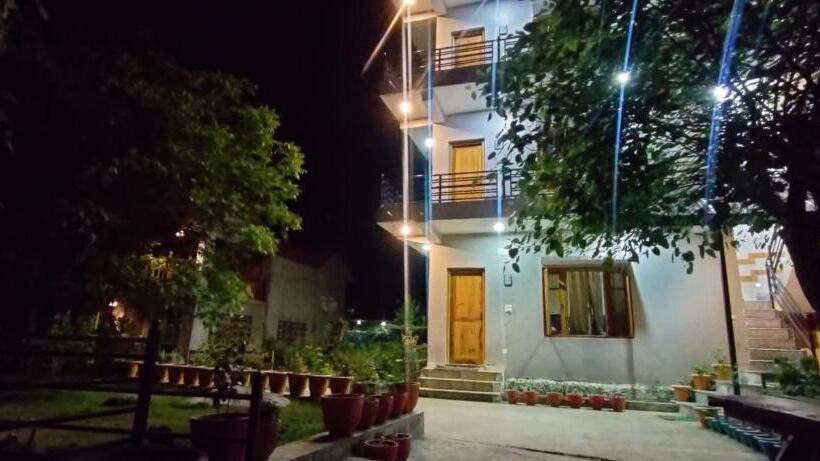 בית מלון כפרי Tirthan Grand Riverside