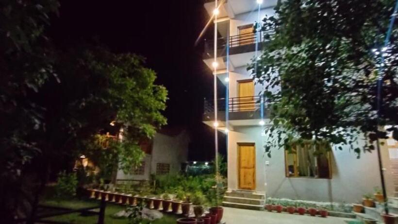 בית מלון כפרי Tirthan Grand Riverside