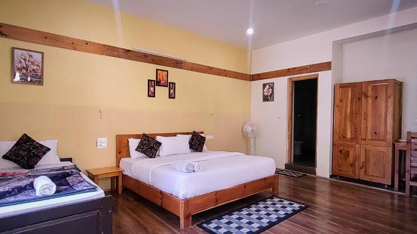 בית מלון כפרי Tirthan Grand Riverside