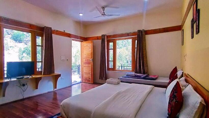 בית מלון כפרי Tirthan Grand Riverside