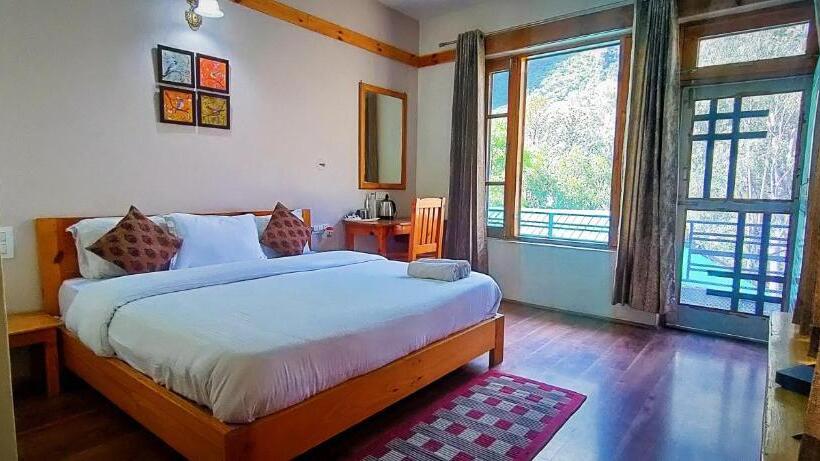 בית מלון כפרי Tirthan Grand Riverside