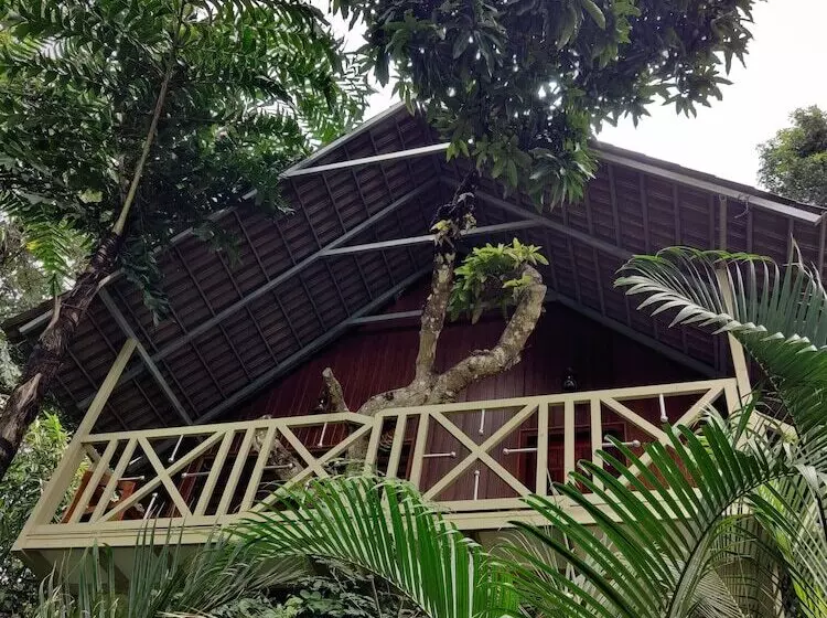 Hotelli Woodrose Resort