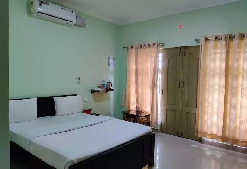 Hotelli Woodrose Resort