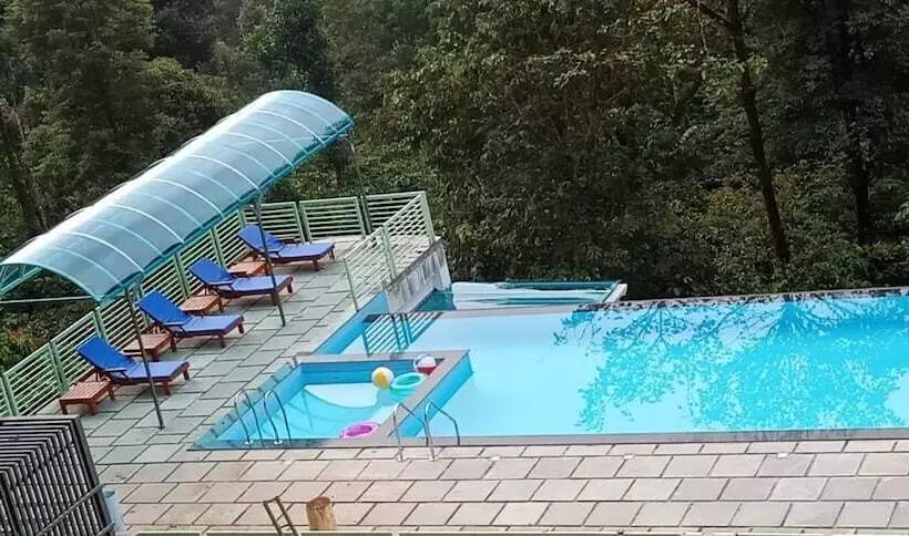 Hotelli Woodrose Resort