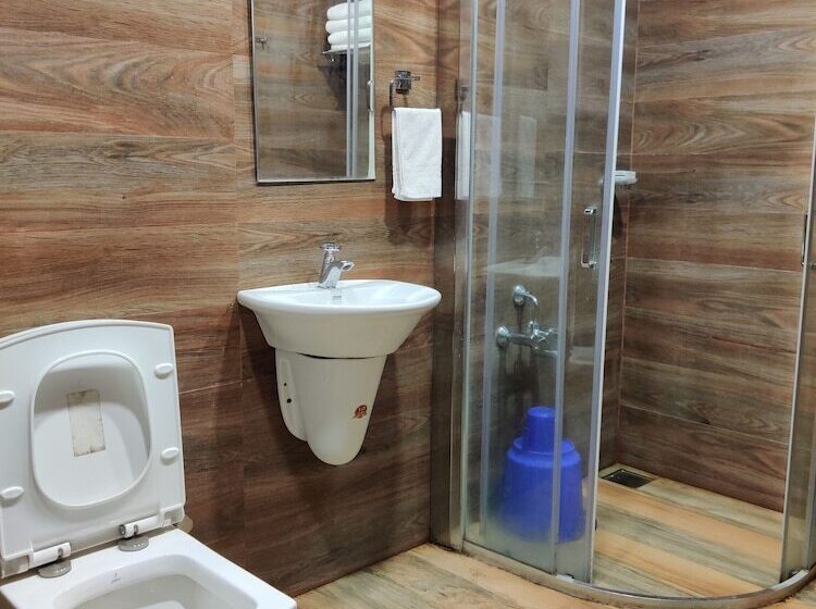 هتل Woodrose Resort