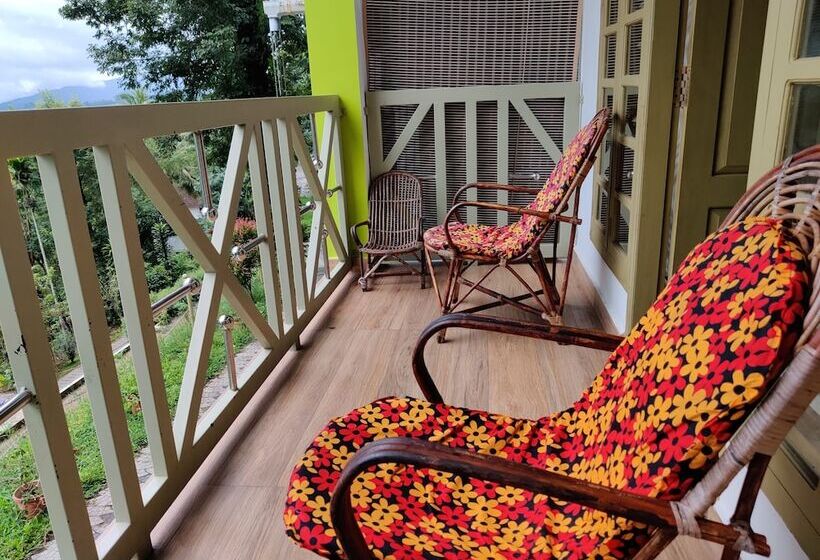 هتل Woodrose Resort