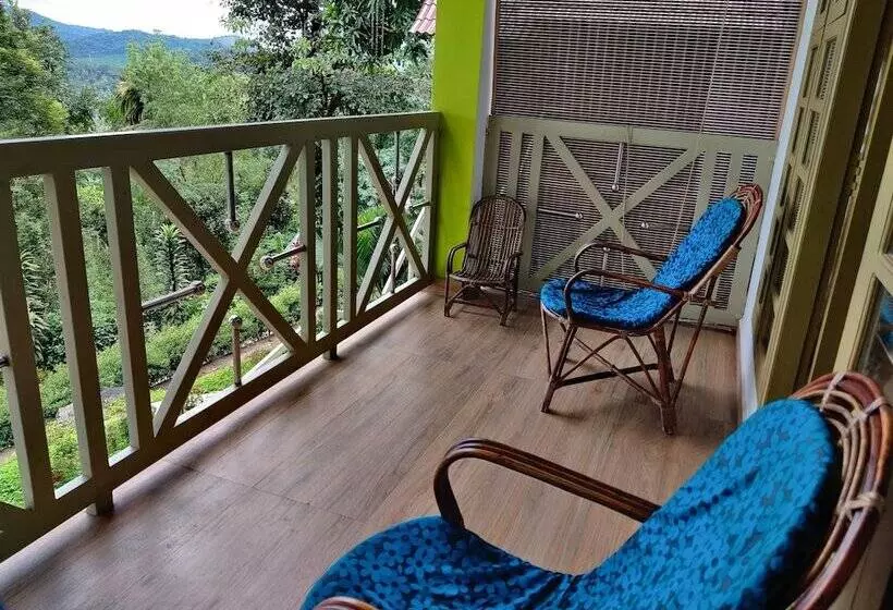 Hotelli Woodrose Resort