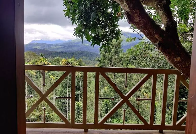Hotelli Woodrose Resort