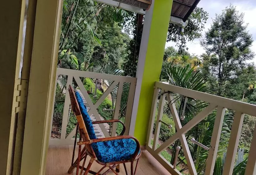 Hotelli Woodrose Resort