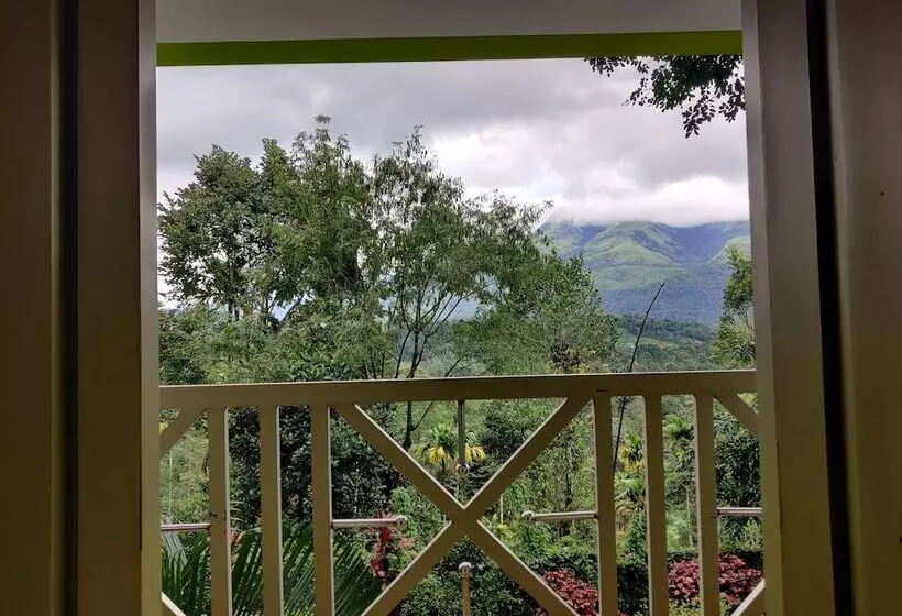 Hotelli Woodrose Resort