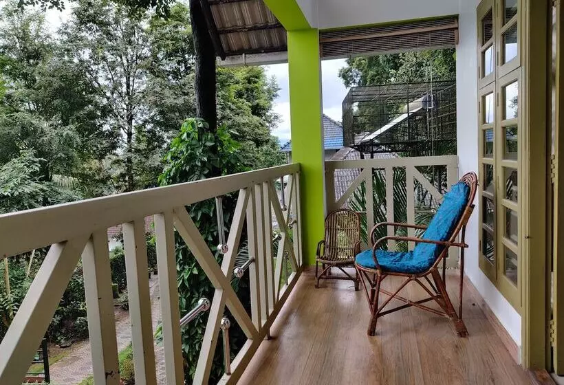 Hotelli Woodrose Resort