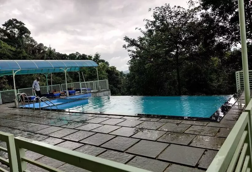 Hotelli Woodrose Resort