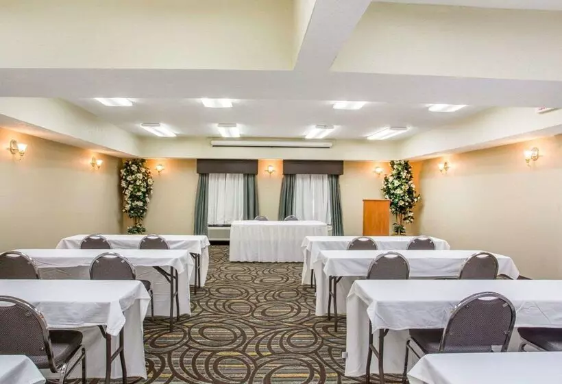 Отель Comfort Suites