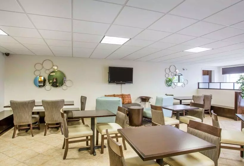 Отель Comfort Suites