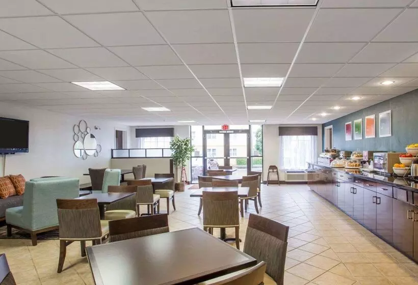 Отель Comfort Suites